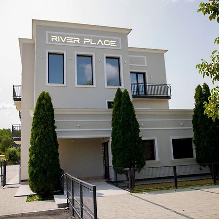 River Place Питещ Екстериор снимка