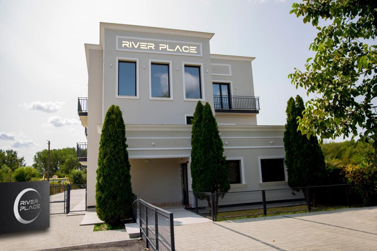 River Place Питещ Екстериор снимка