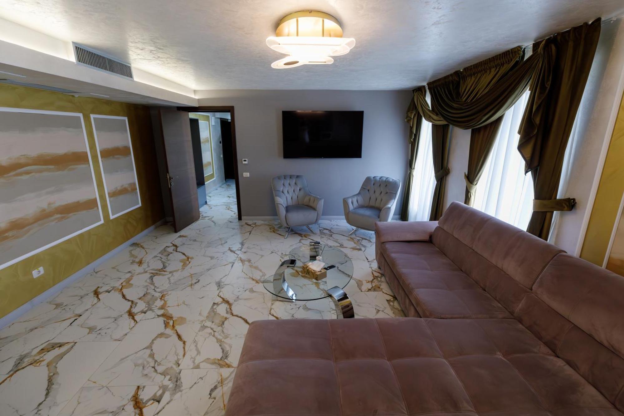 River Place Питещ Екстериор снимка