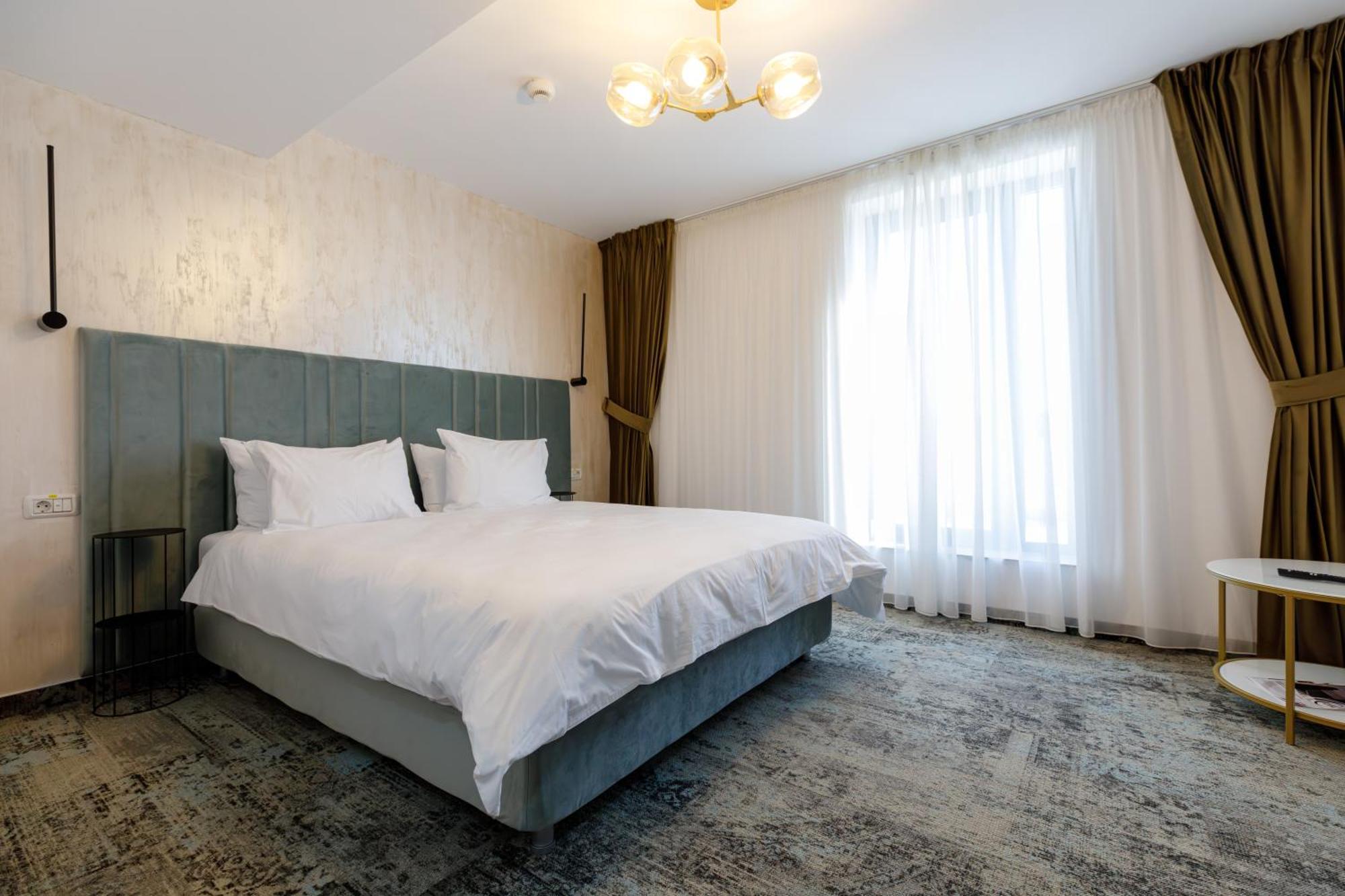 River Place Питещ Екстериор снимка