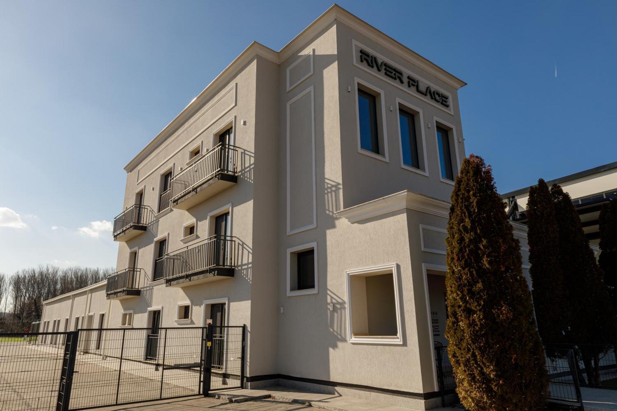 River Place Питещ Екстериор снимка