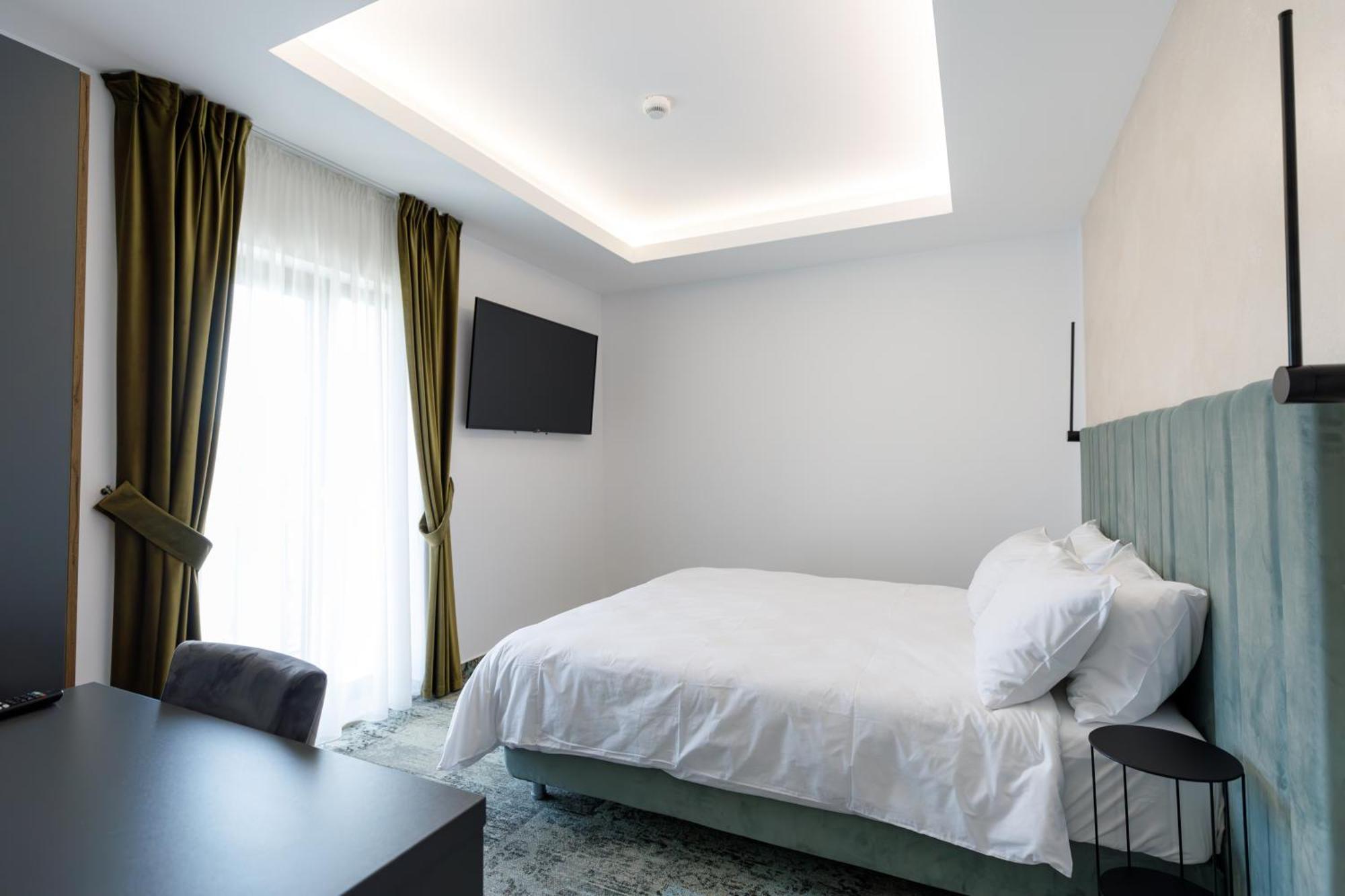 River Place Питещ Екстериор снимка