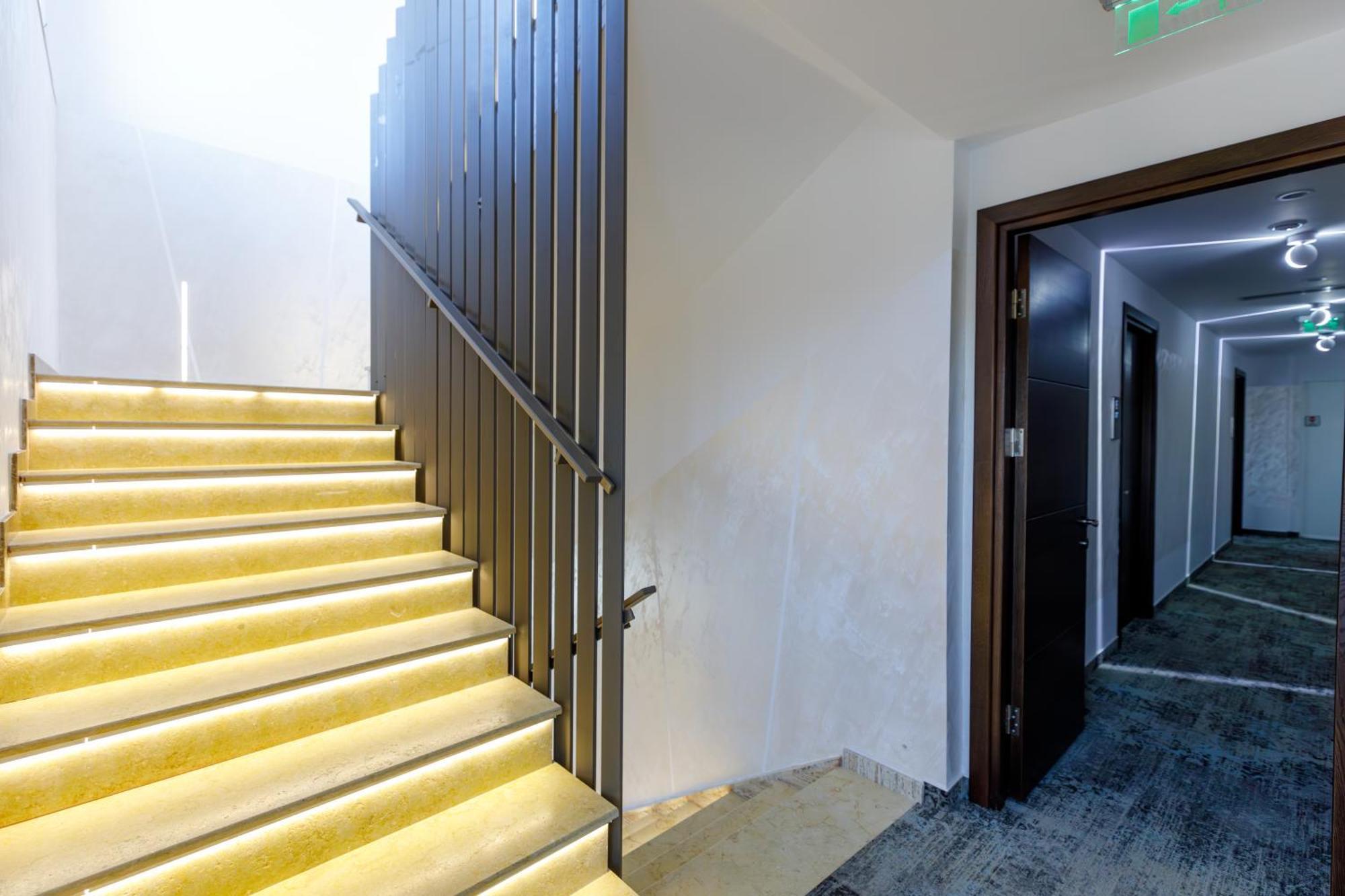 River Place Питещ Екстериор снимка