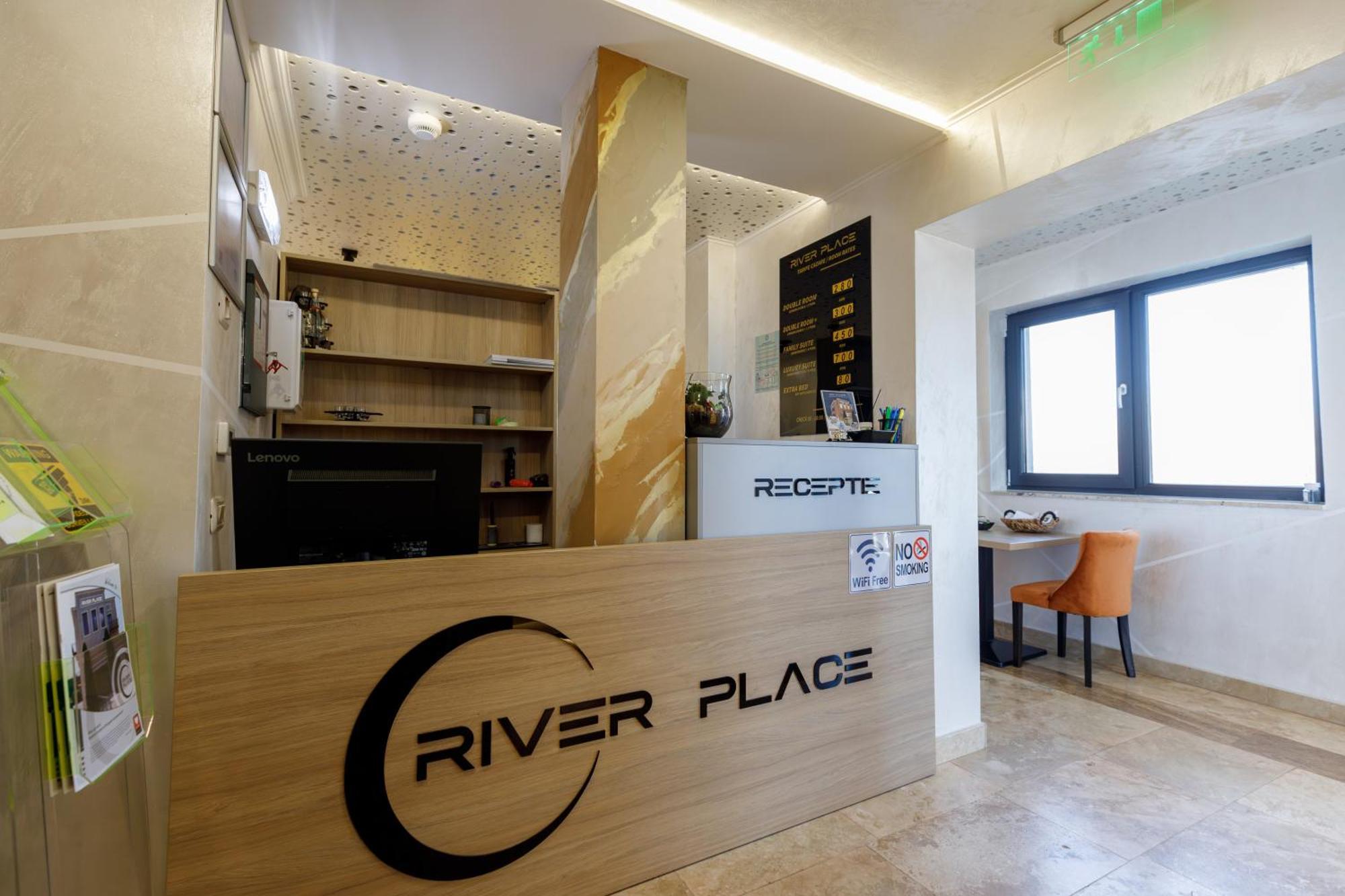 River Place Питещ Екстериор снимка