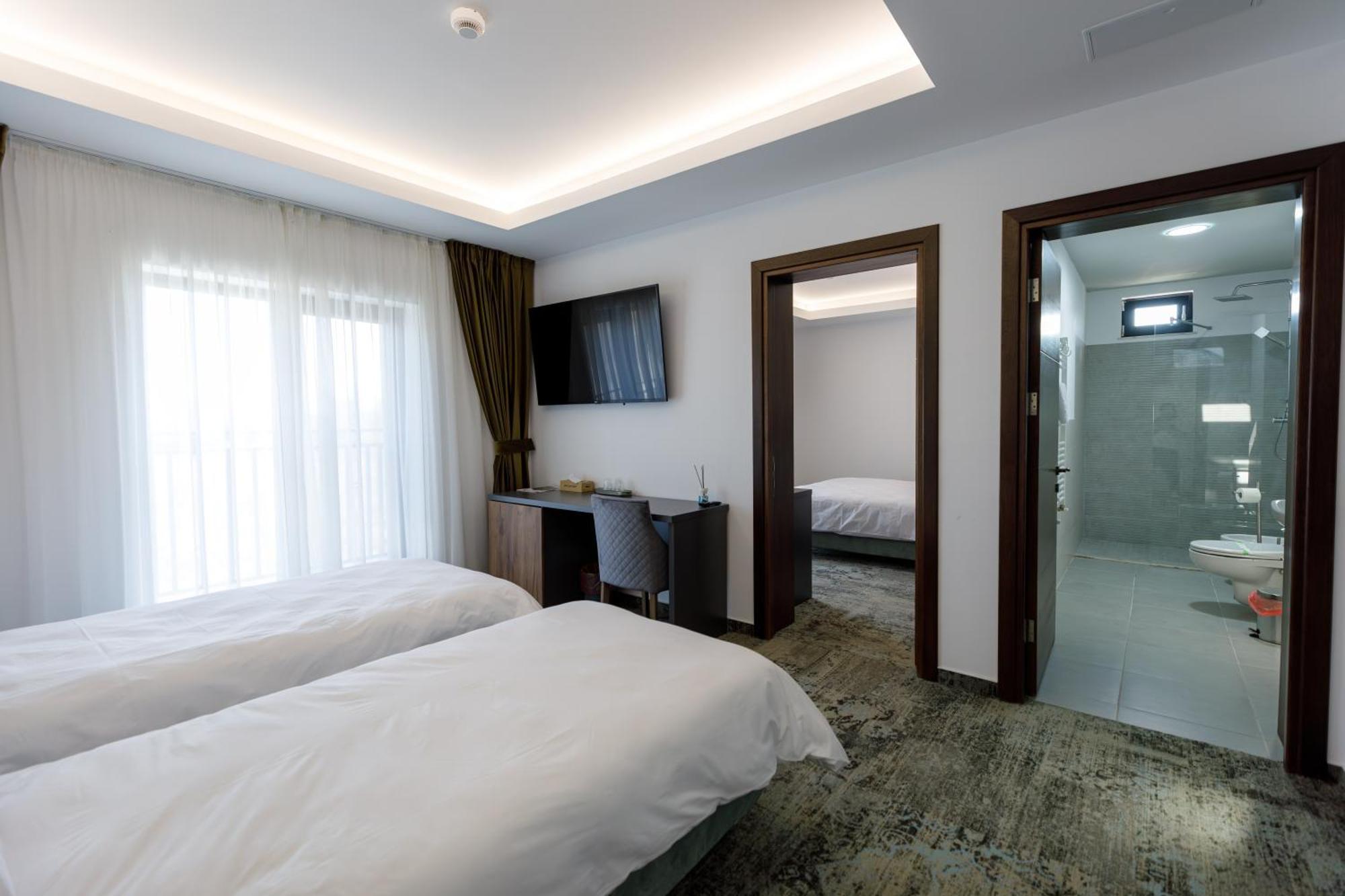 River Place Питещ Екстериор снимка