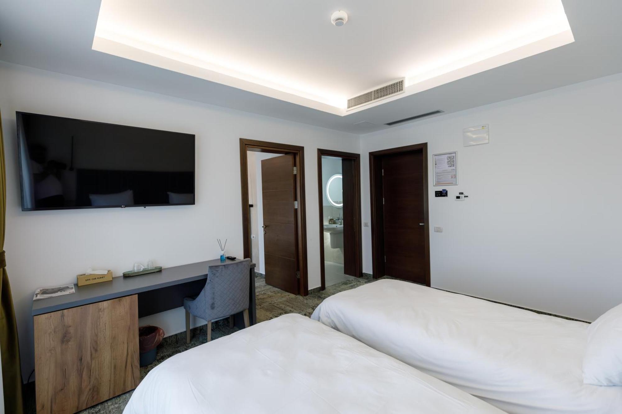 River Place Питещ Екстериор снимка