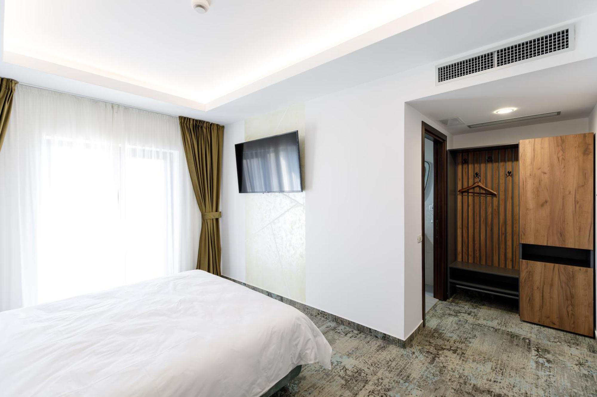 River Place Питещ Екстериор снимка
