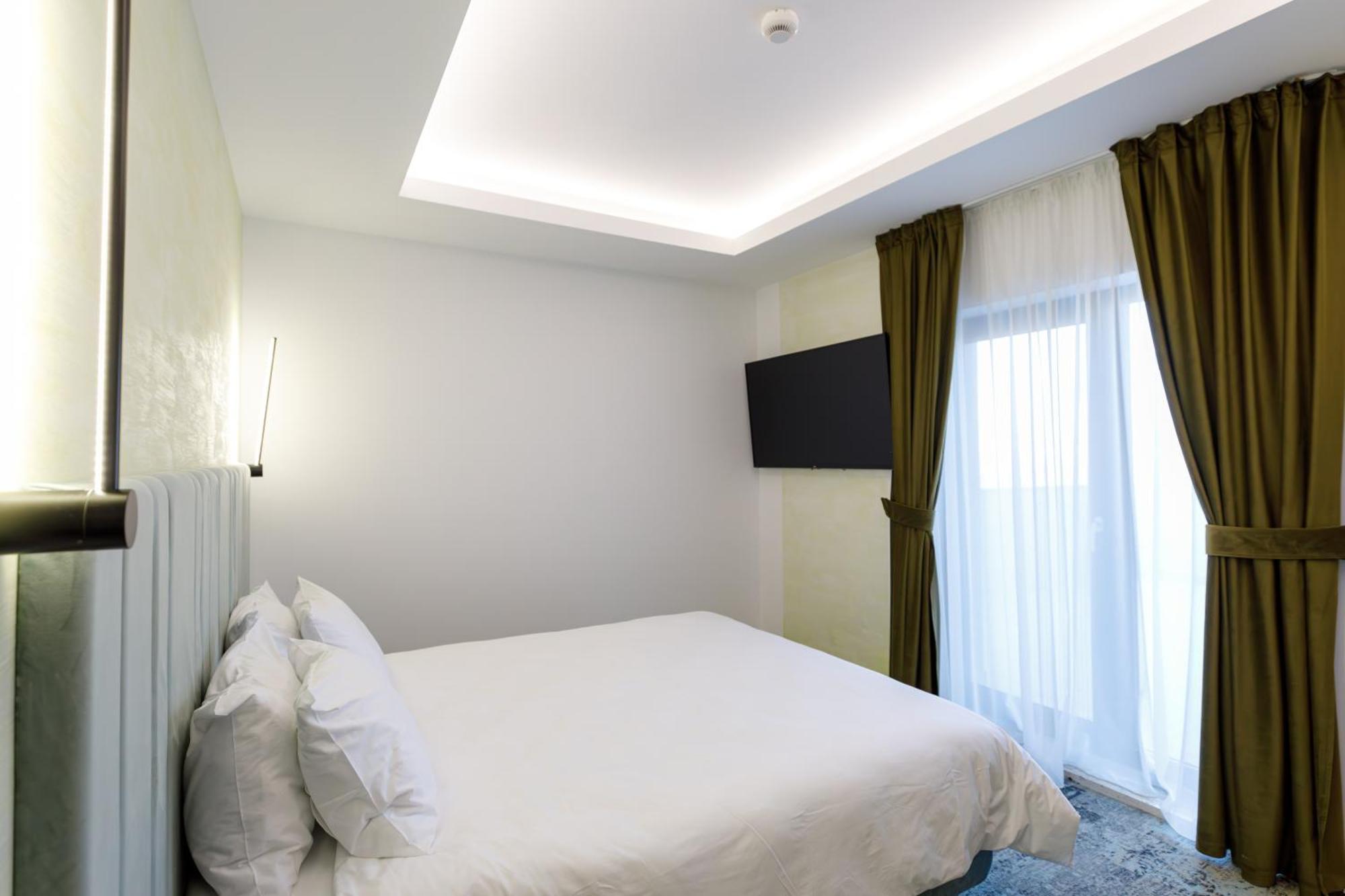 River Place Питещ Екстериор снимка