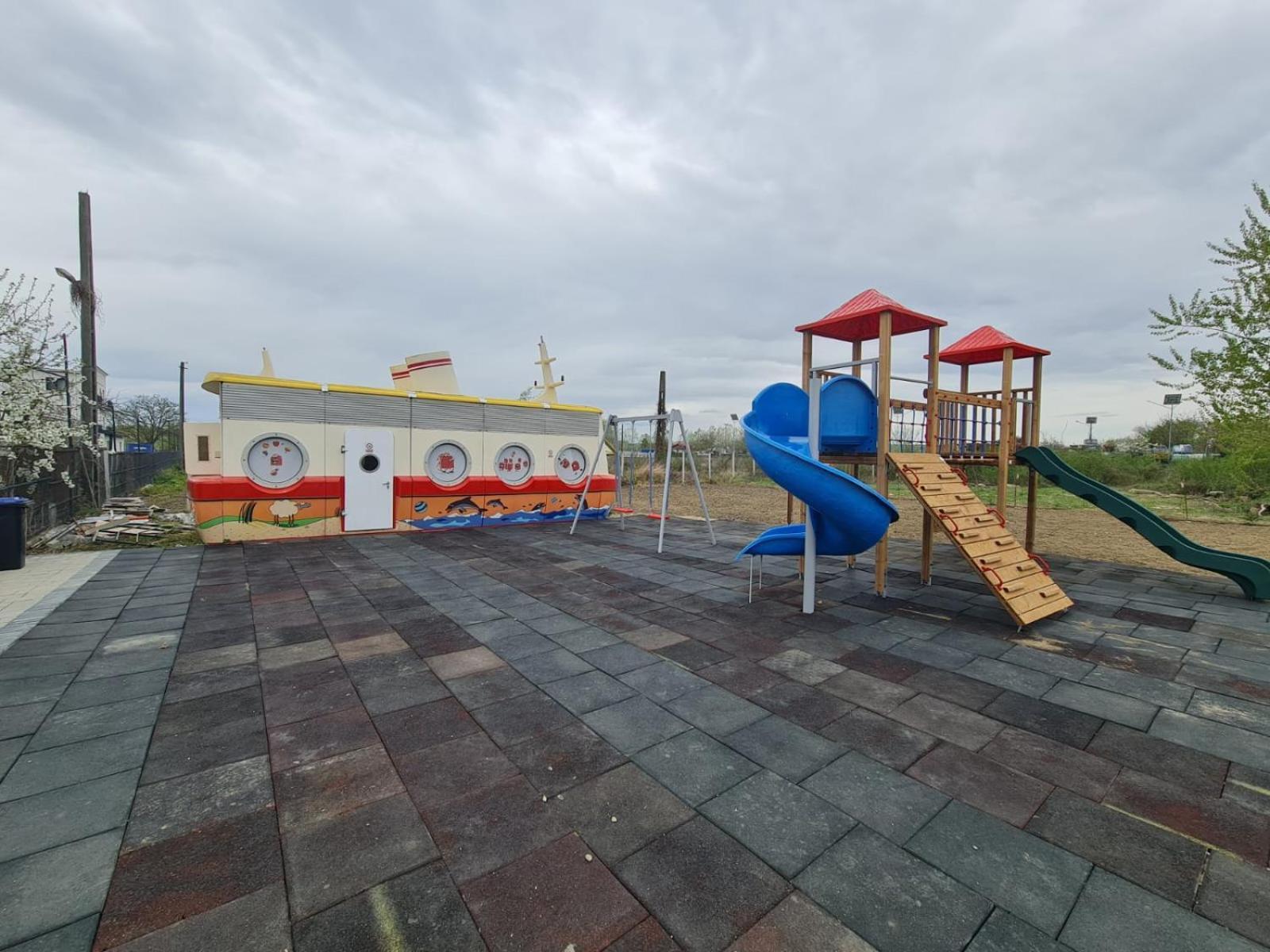 River Place Питещ Екстериор снимка