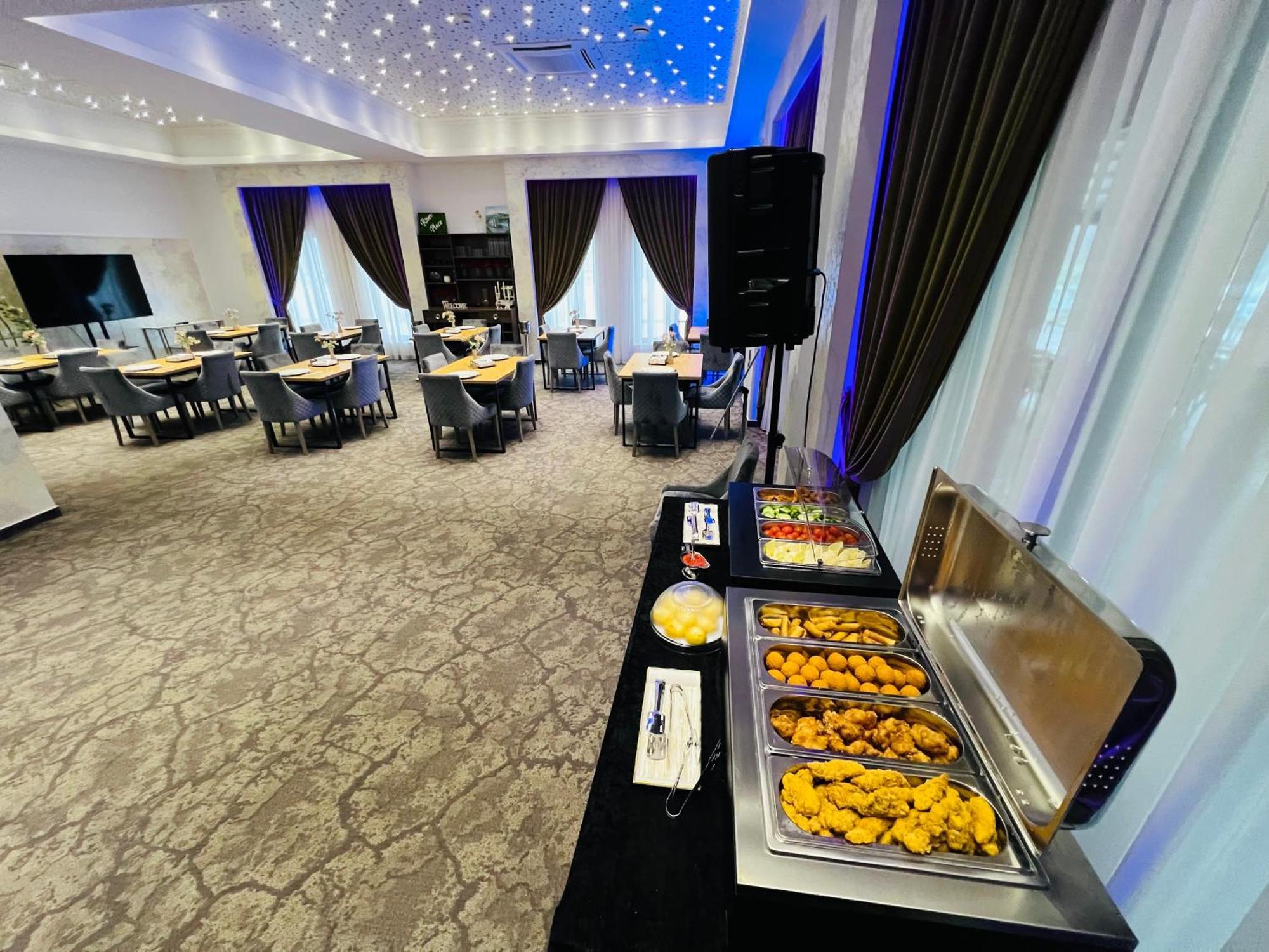 River Place Питещ Екстериор снимка