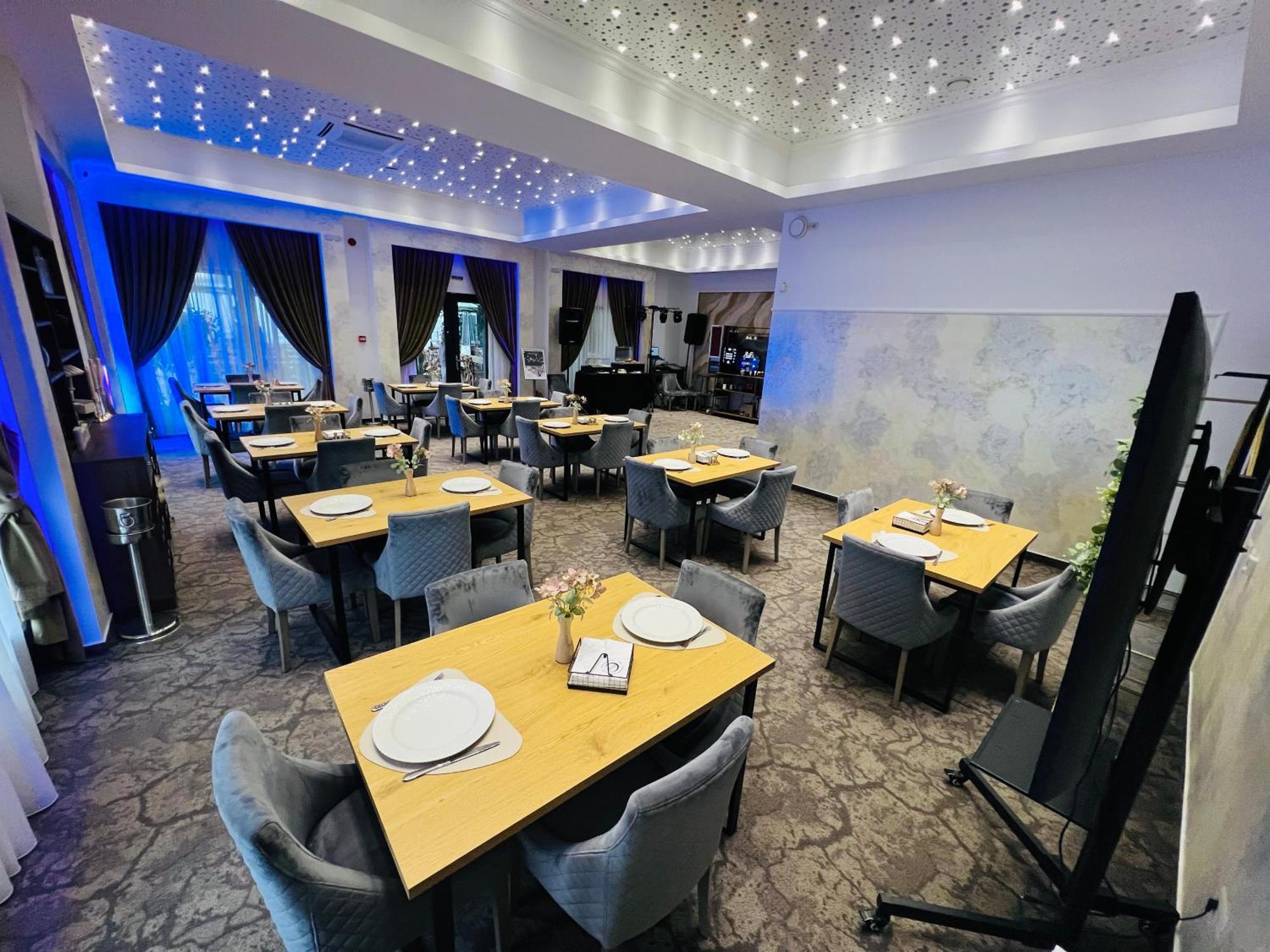 River Place Питещ Екстериор снимка