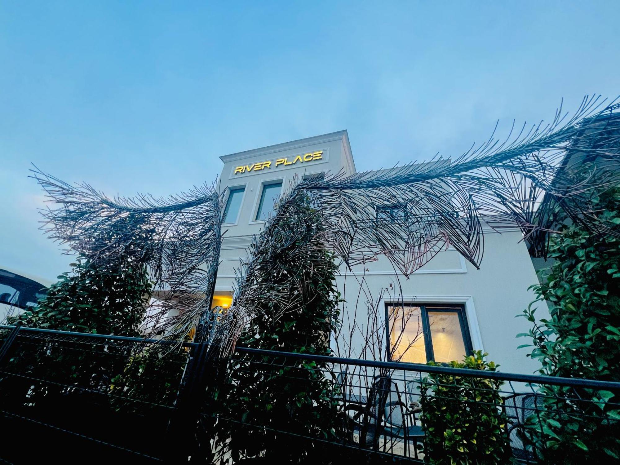 River Place Питещ Екстериор снимка