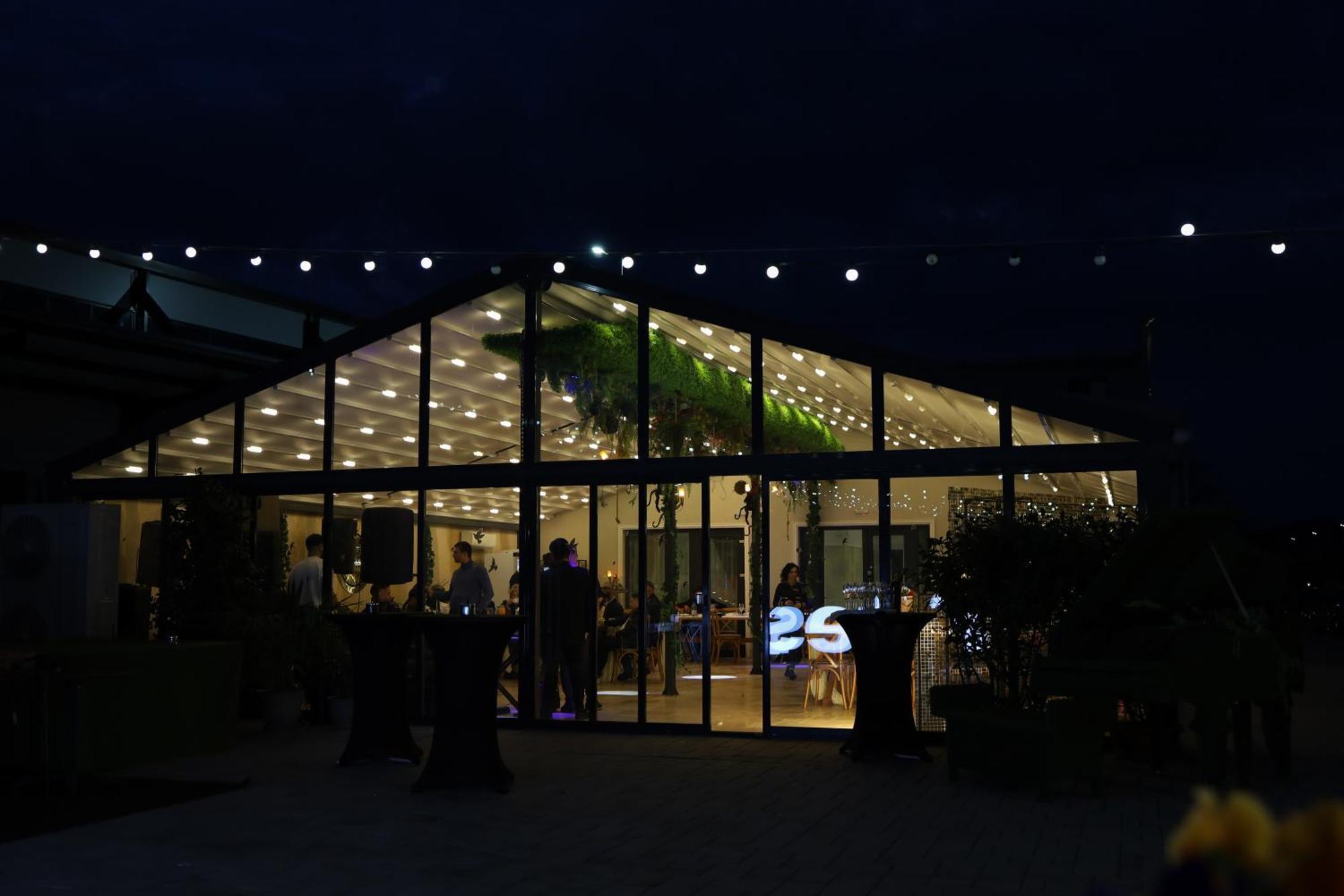 River Place Питещ Екстериор снимка