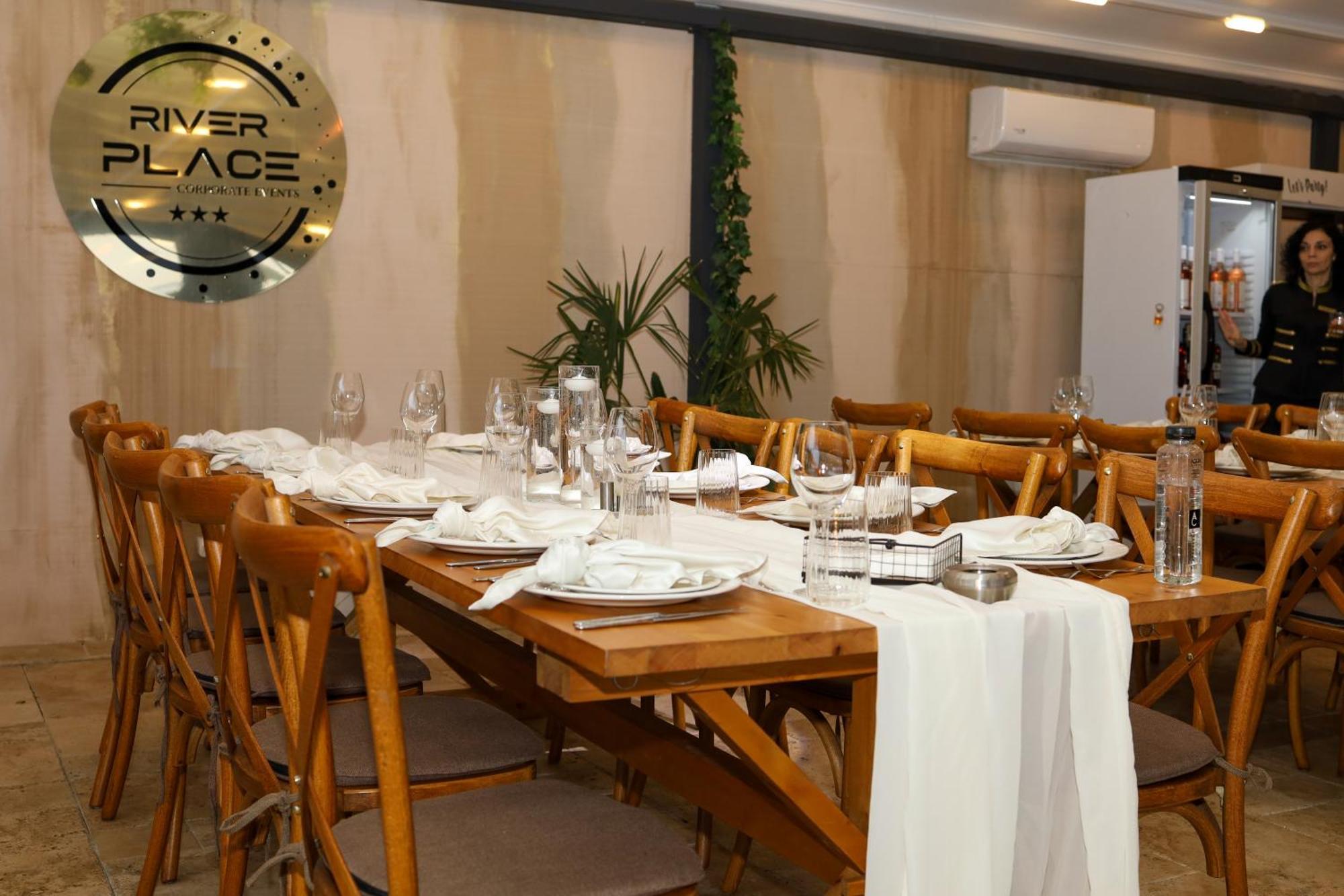 River Place Питещ Екстериор снимка
