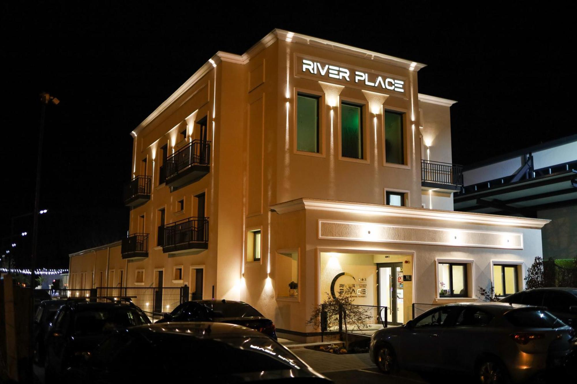 River Place Питещ Екстериор снимка