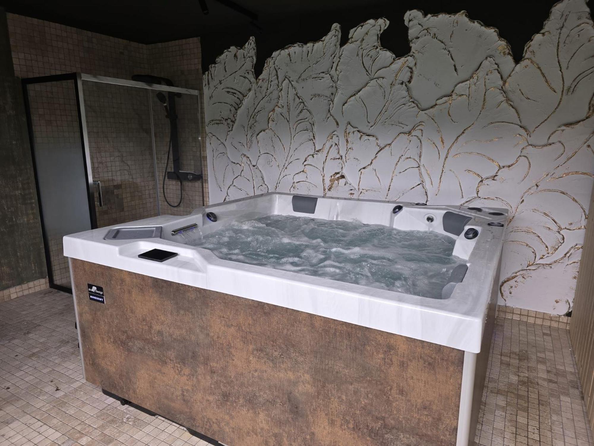 River Place Питещ Екстериор снимка